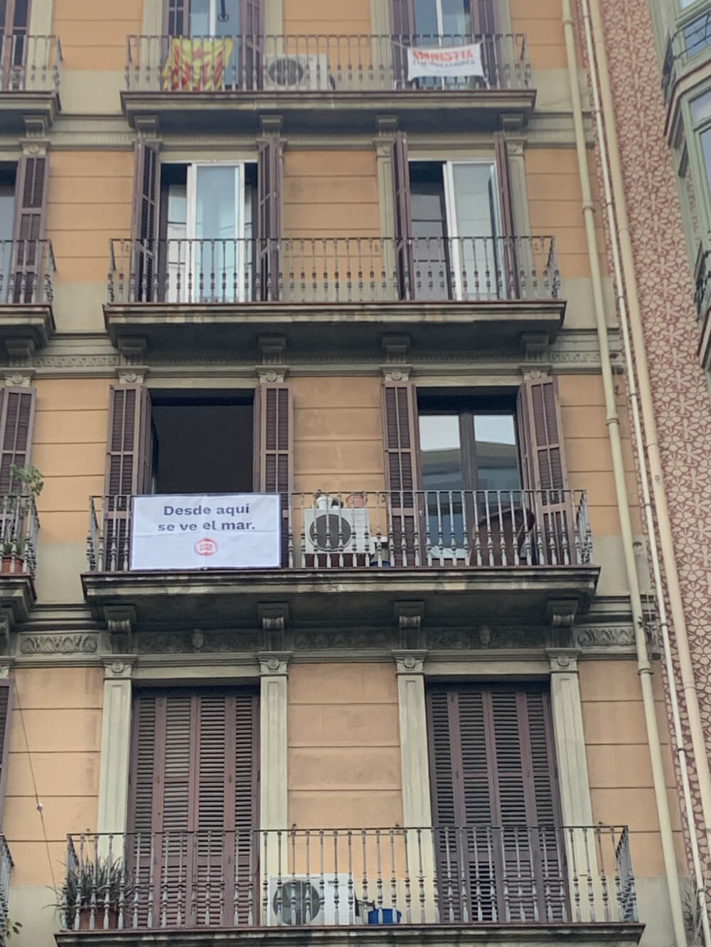 Pancarta en balcon